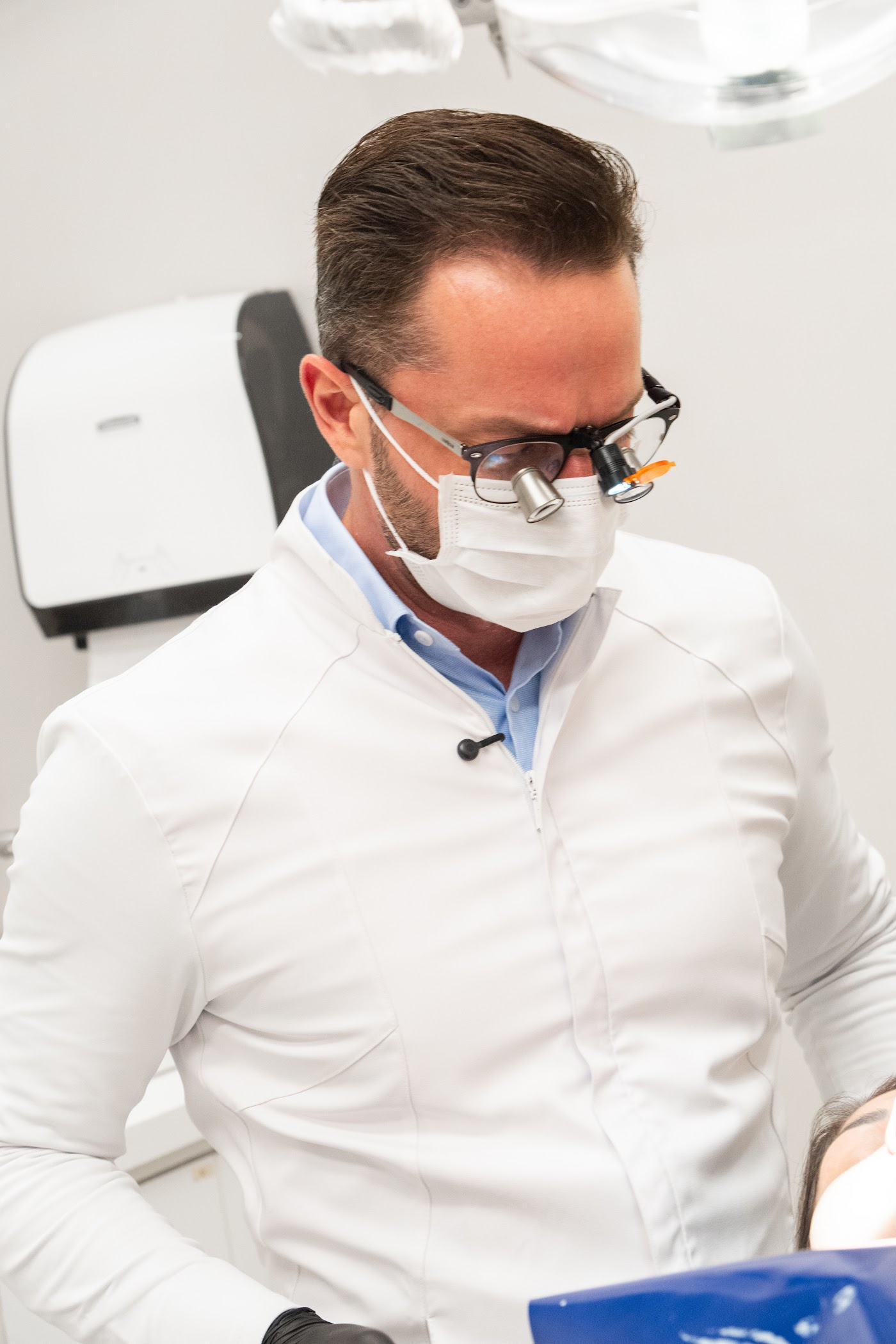 Dr. Daniel Huk, cirurgião-dentista especialista em Implantodontia, na Clínica Huk em Canoas