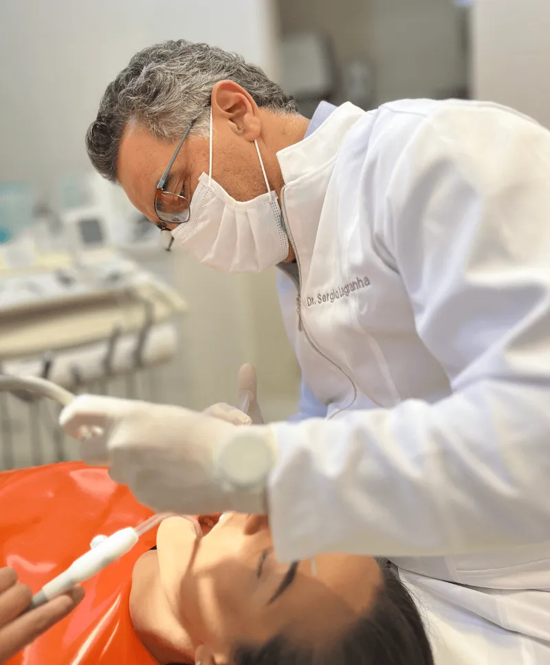 Dentista da Clínica Huk em atendimento clínico