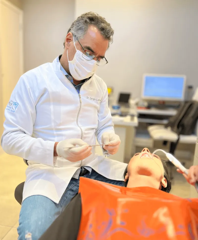 Dentista da Clínica Huk no consultório em Canoas