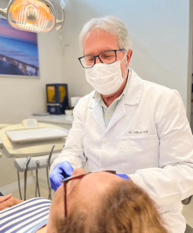 Dentista da Clínica Huk em consulta