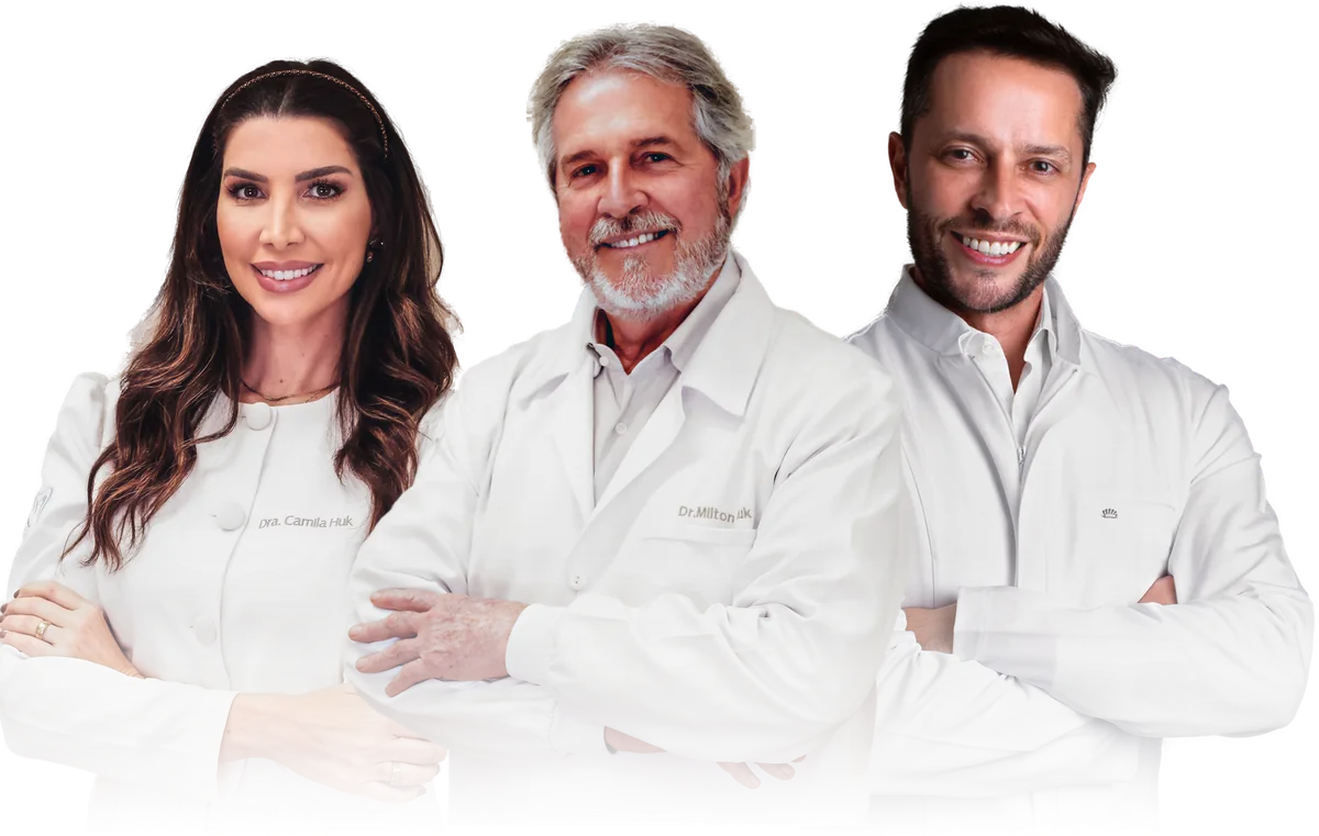 Dra. Camila Huk, Dr. Milton Huk e Dr. Daniel Huk, dentistas da Clínica Huk em Canoas