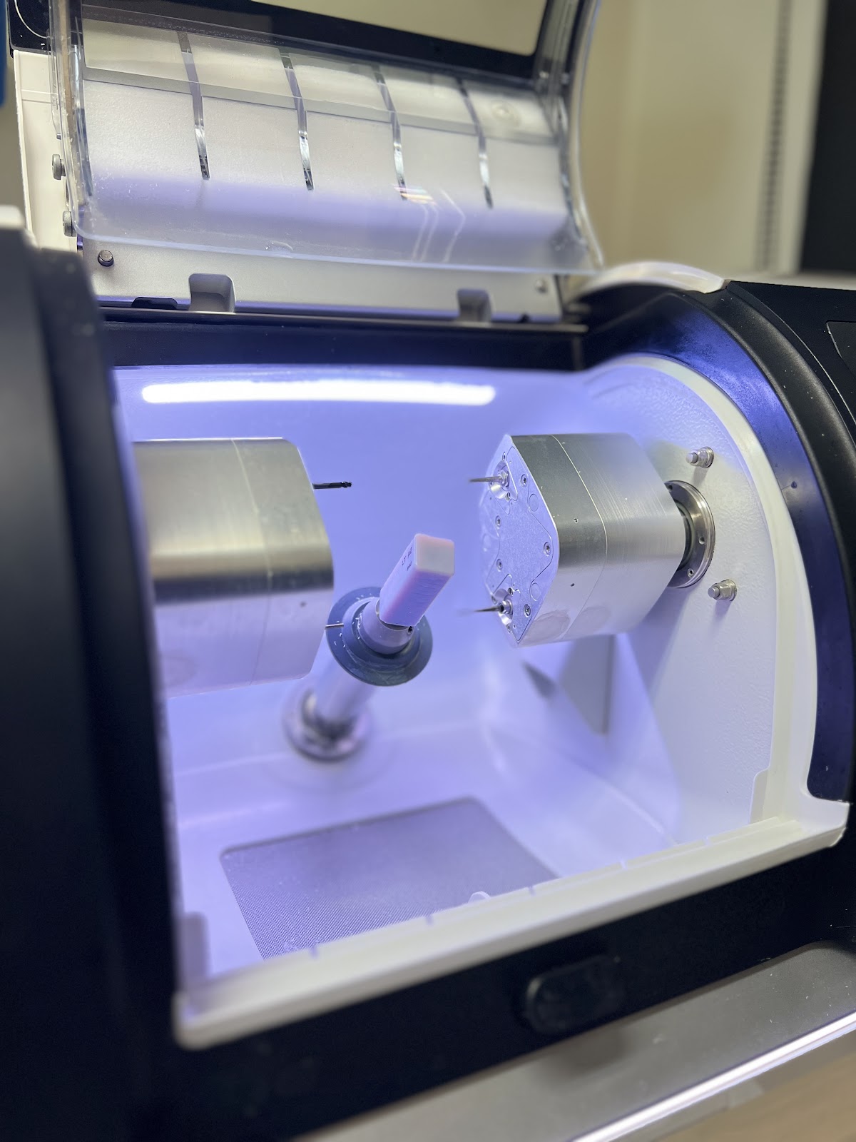 Fresadora Primemill do laboratório da Clínica Huk, usada na produção de coroas e próteses